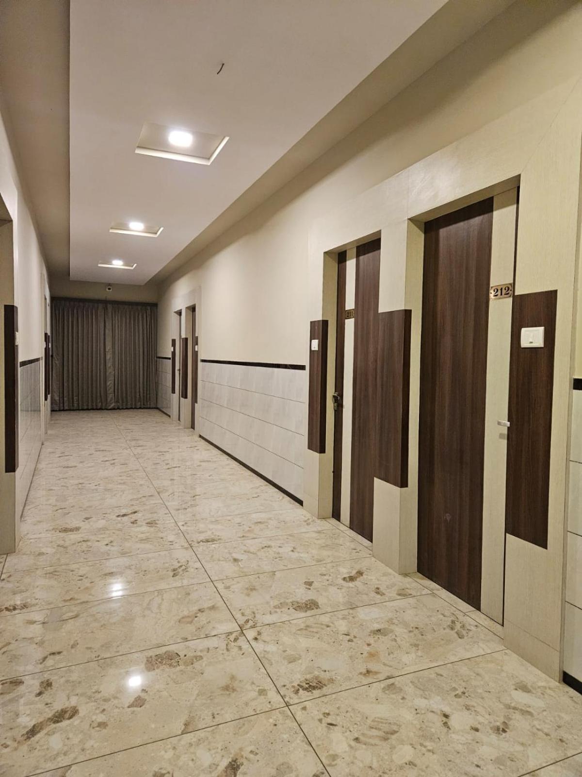 Majestic Inn Vasai Buitenkant foto