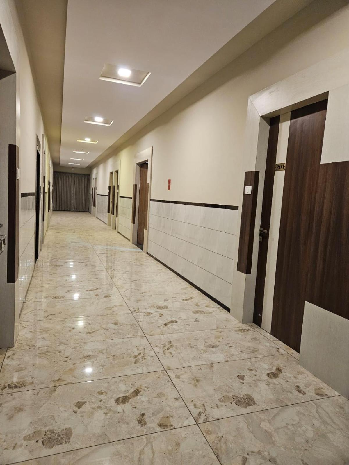 Majestic Inn Vasai Buitenkant foto